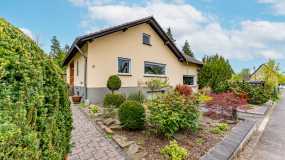 Siegburg-Wolsdorf: Freistehendes Einfamilienhaus auf großem Grundstück